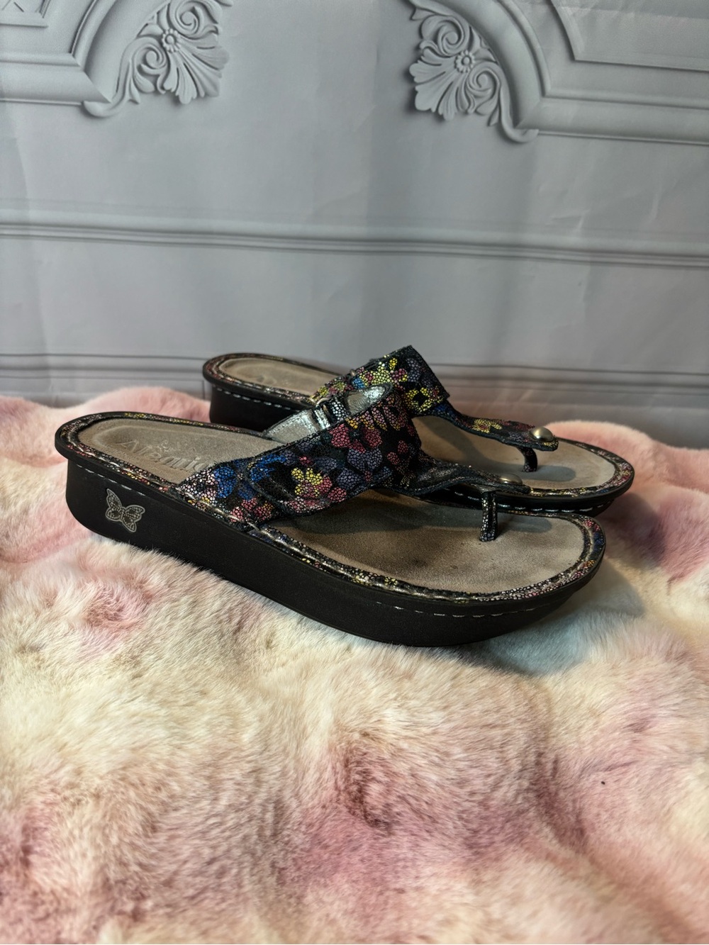 Alegria CAR 852 Black Multicolor Floral Wedge Thong Sandals, Sz 38/7.5 US